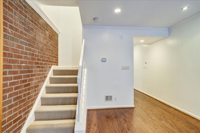 Building Photo - Updated townhome in popular Paper Mill Cou...