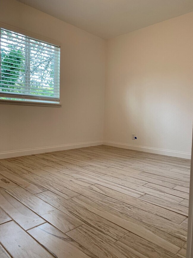 Building Photo - Park (301)