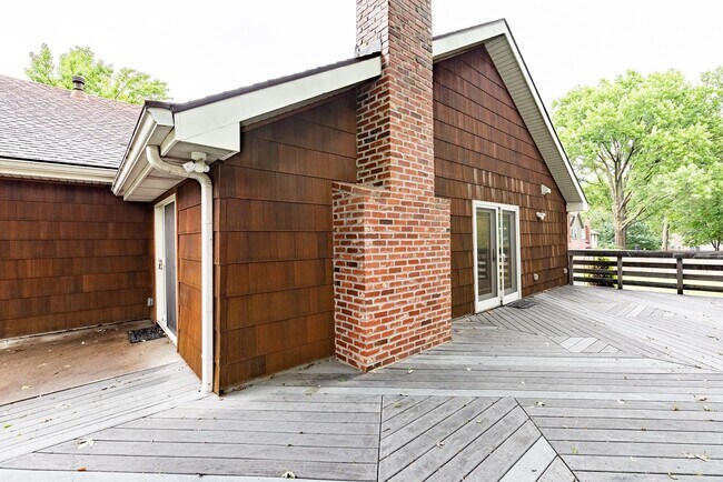 Building Photo - Beautiful 3 Bed Overland Park Ranch Home NEWLY REMODELED