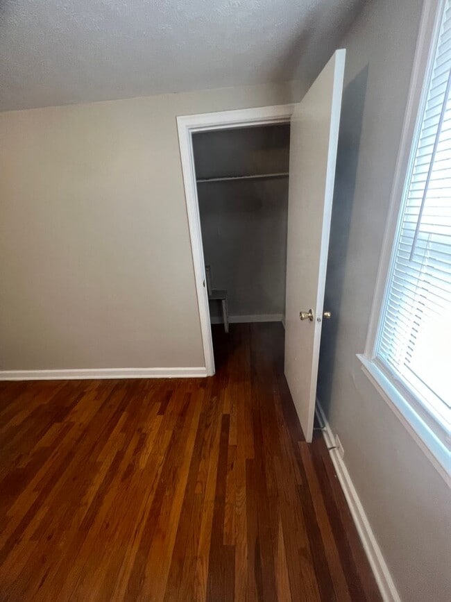 Building Photo - Large 2 bed 1 bath Duplex in Dundee!
