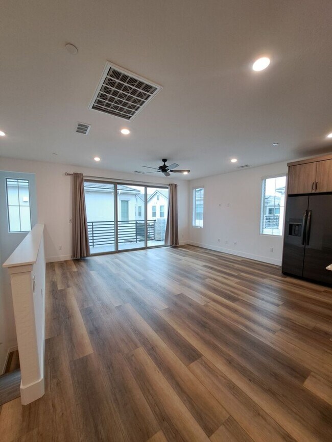 Building Photo - Experience Comfort and Style in This Venet...