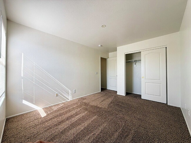 Building Photo - Spacious & Stylish in the Heart of Surprise!