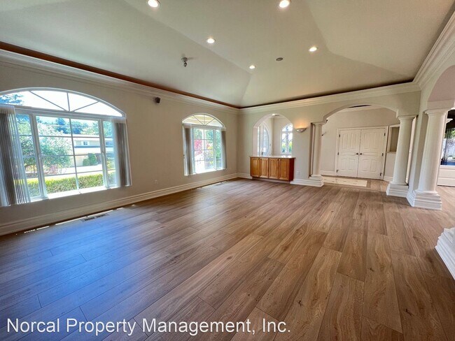Building Photo - 5 br, 4.5 bath House - 1425 Villa Dr