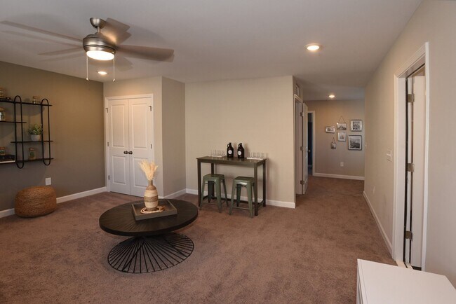 Building Photo - FURNISHED: Previous Model Home, For Rent 3 bedrooms/2.5 baths/2nd Floor Family Room w/kitchenette...