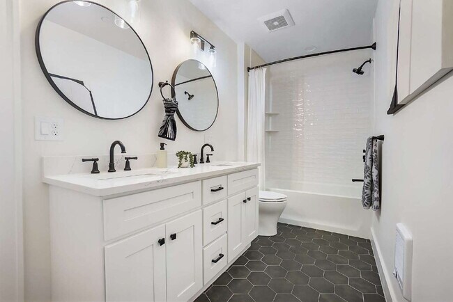 Building Photo - Spacious Elegance: Renovated Theatre! 3-Bedroom Condo with 2.5 Baths in Prime Medford Location!