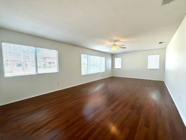 Building Photo - Spacious Oak Creek Cul-de-Sac Home with 5 Bedrooms & 3-Car Garage