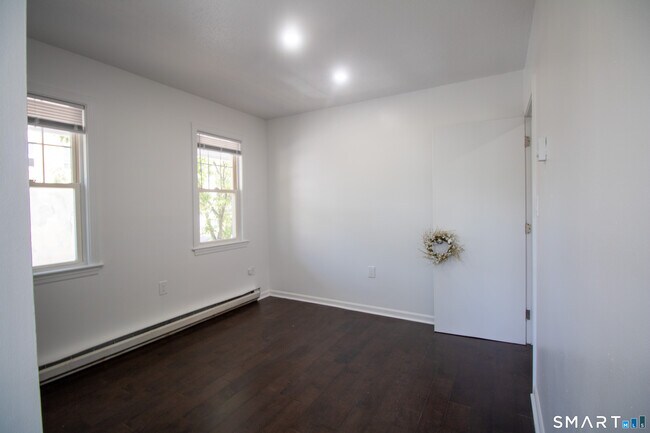 Building Photo - 12 Home St