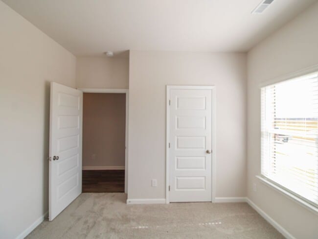 Building Photo - MOVE-IN Ready Home in New Market! $1,200 Rent Special!