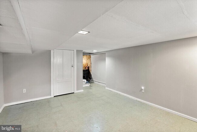 Building Photo - 834 S East Ave