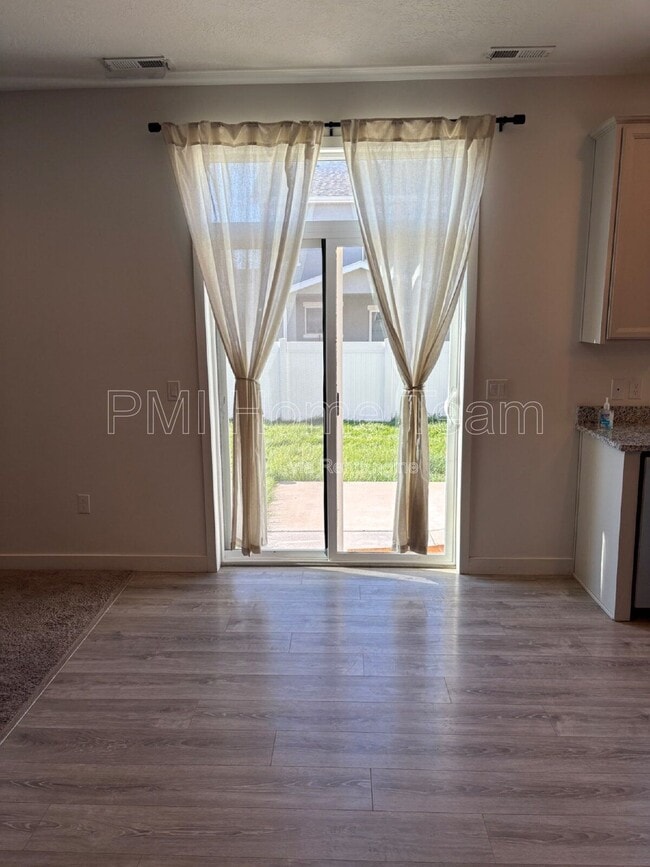 Building Photo - 1546 W Parkview Dr