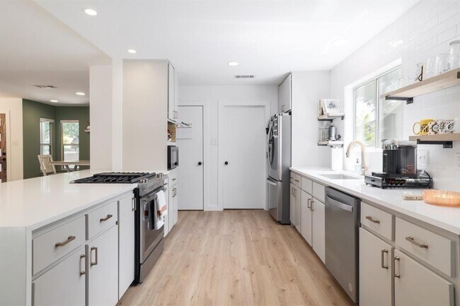 Building Photo - 2205 Trede Dr