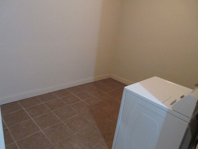 Building Photo - 7 bedroom, 3 bathroom twin home