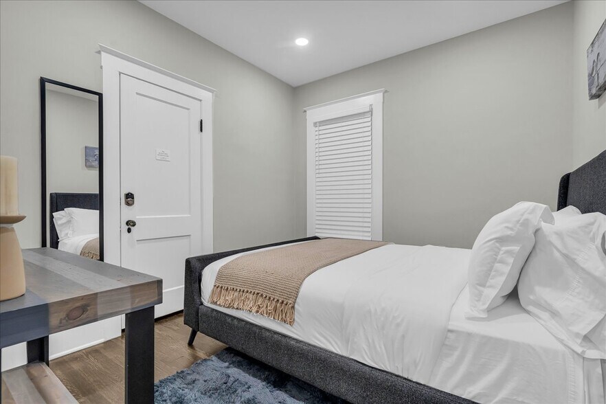 Building Photo - 5238 Commonwealth St