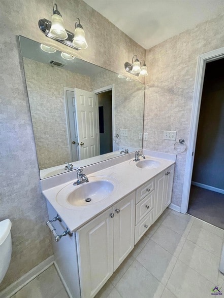 Building Photo - 103 Oros Point