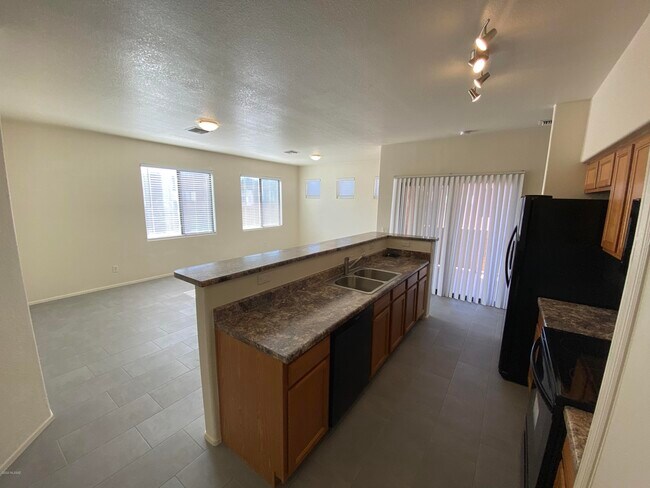 Building Photo - 1262 E Weimer Cir