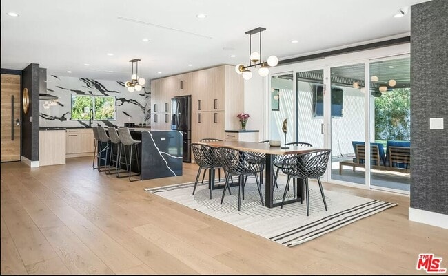 Building Photo - 22616 Oxnard St