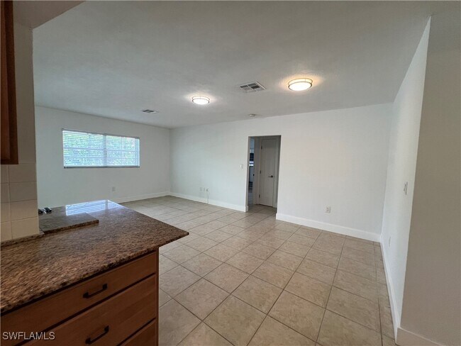 Building Photo - 858 Rose Way