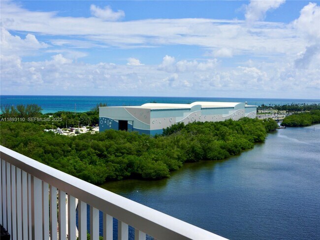 Building Photo - 300 Bayview Dr