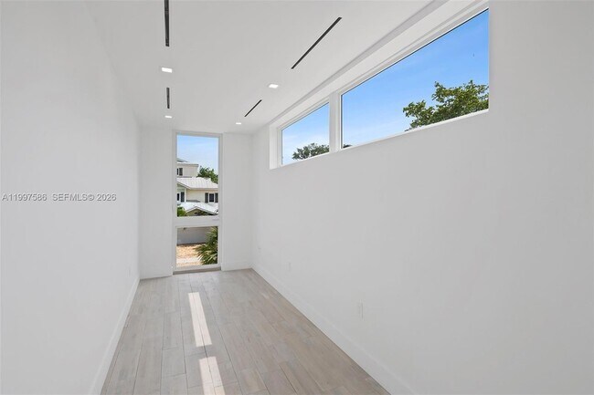 Building Photo - 1615 NE 3rd Ct