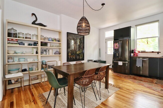 Building Photo - 820 Grand St