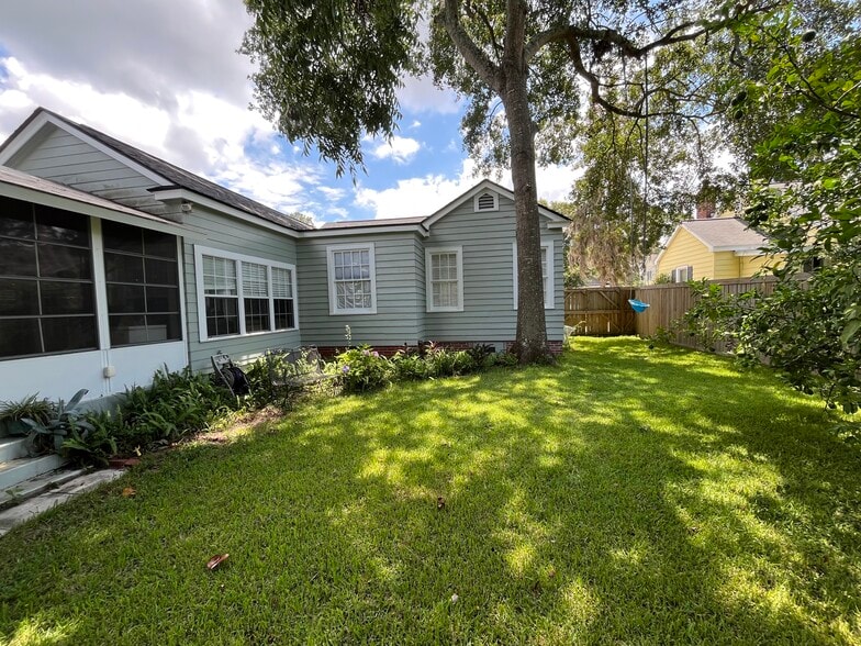 Building Photo - 718 Beard St