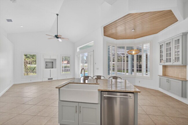 Building Photo - 8401 SE Ketch Ct