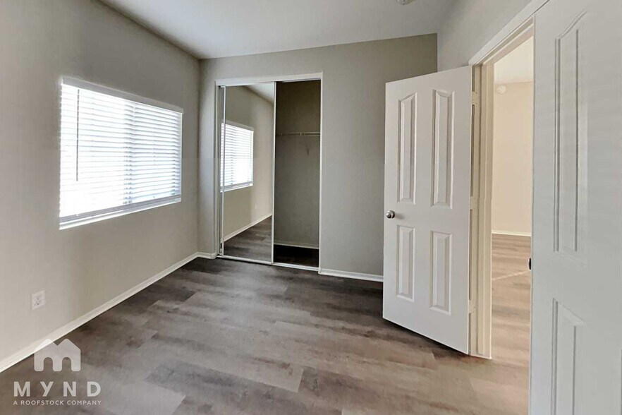 Building Photo - 15219 W Shaw Butte Dr
