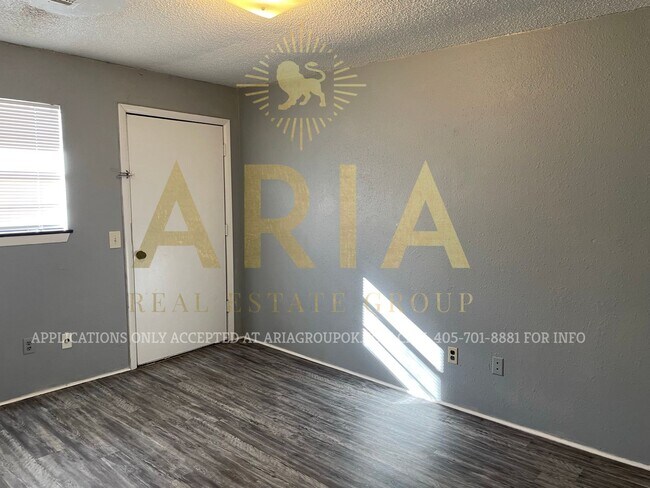 Building Photo - 2 Bed/1 Bath Unit in Noble - Available for...