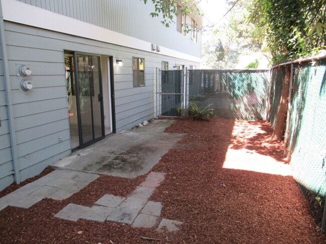 Building Photo - Two Bedroom Apartment by Bush Park