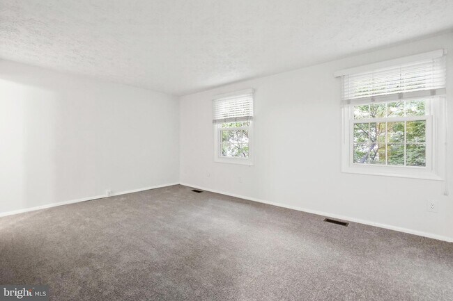 Building Photo - 2916 Bridgehampton Ct
