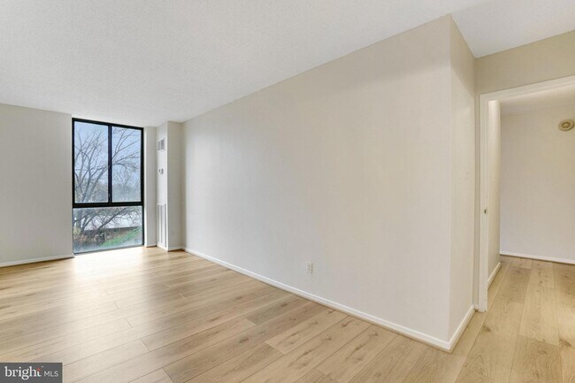 Building Photo - 2300 Pimmit Dr