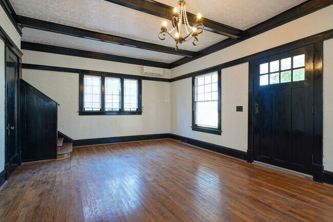 Building Photo - Beautiful 3BR in Birmingham’s Historic Highlands – Don't Miss Out!