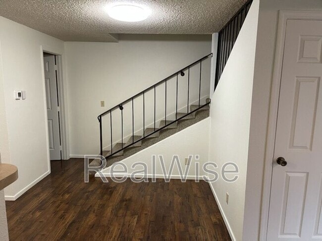 Building Photo - 4276 Meadowbrook Ct NE