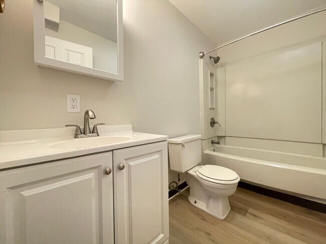 Building Photo - 251 Pine St