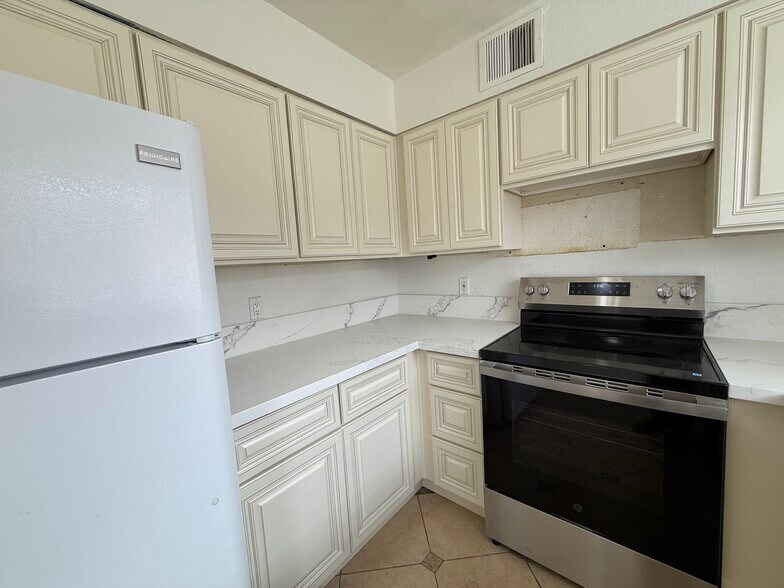 Building Photo - 735 N Arrowhead Dr