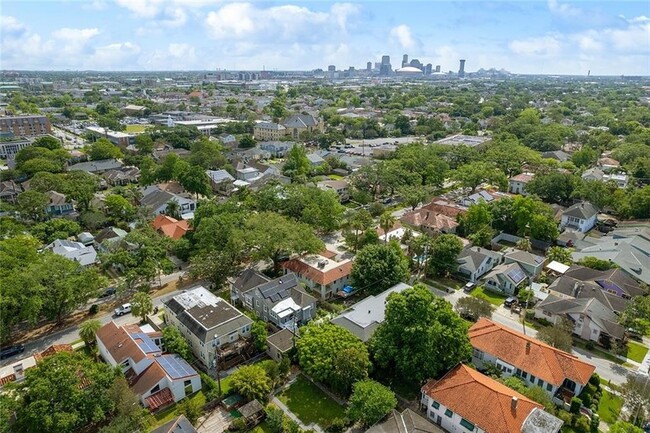 Building Photo - 30 Fontainebleau Dr