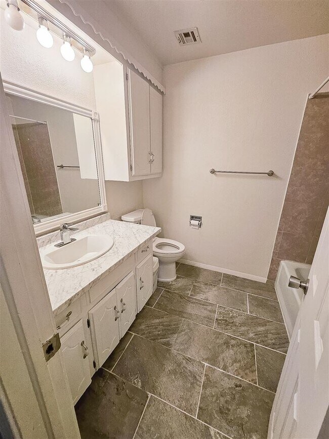 Building Photo - 2513 NW Robinhood Dr