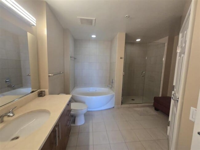 Building Photo - High Rise Stunner!