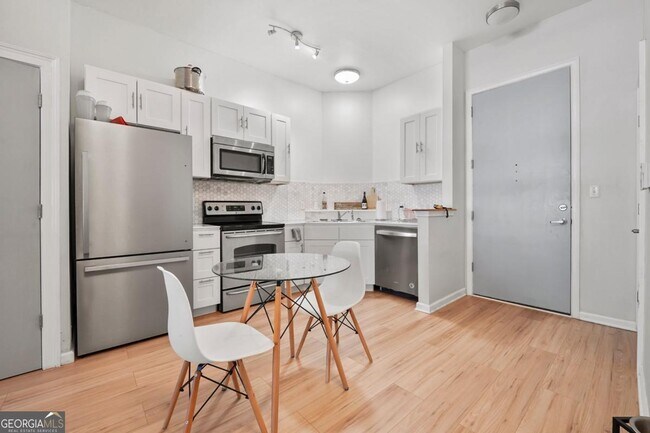 Building Photo - 898 Oak St SW