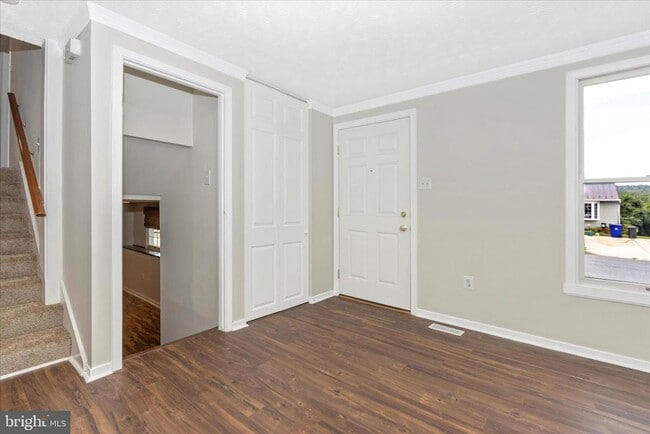 Building Photo - 207 Contour Rd