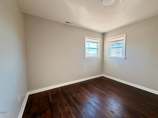 Building Photo - 910 E Divine St