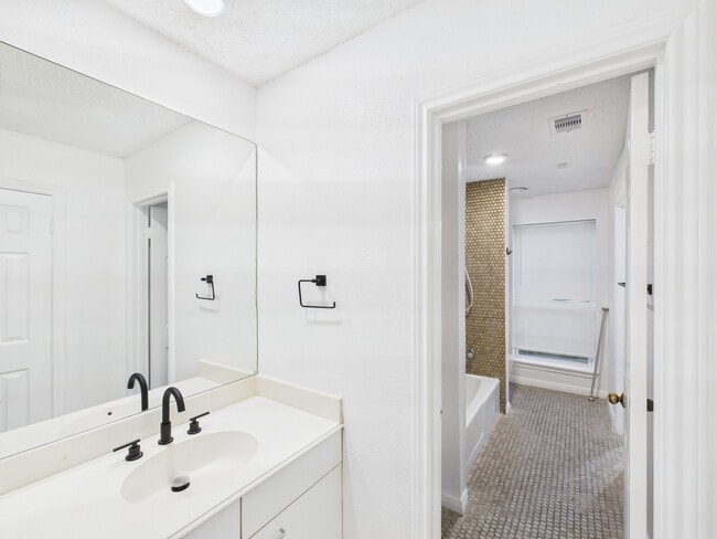 Building Photo - 7610 Hopewell Ln