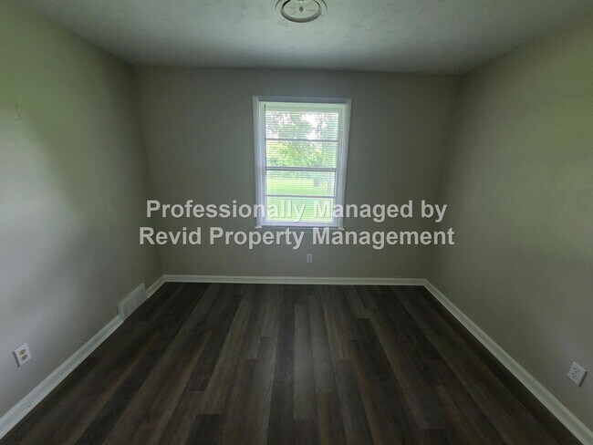 Building Photo - 196 Ivan Rd