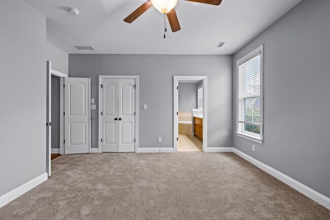 Building Photo - Spacious 5BR Home Walkable to Downtown Fayetteville