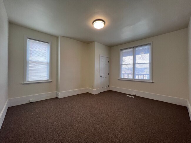 Building Photo - Internet included- 2BR apartment with office!