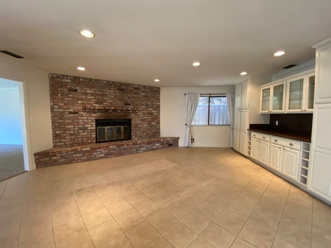 Building Photo - Beautiful Home with a Pool