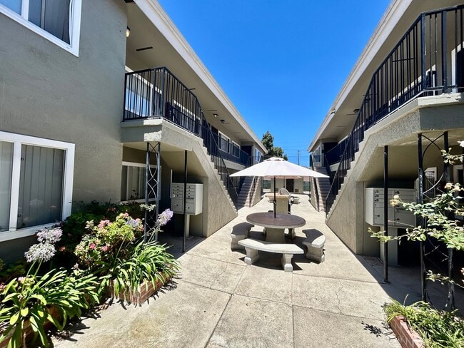 Building Photo - Bright 2 bed 1 bath in Pacific Beach