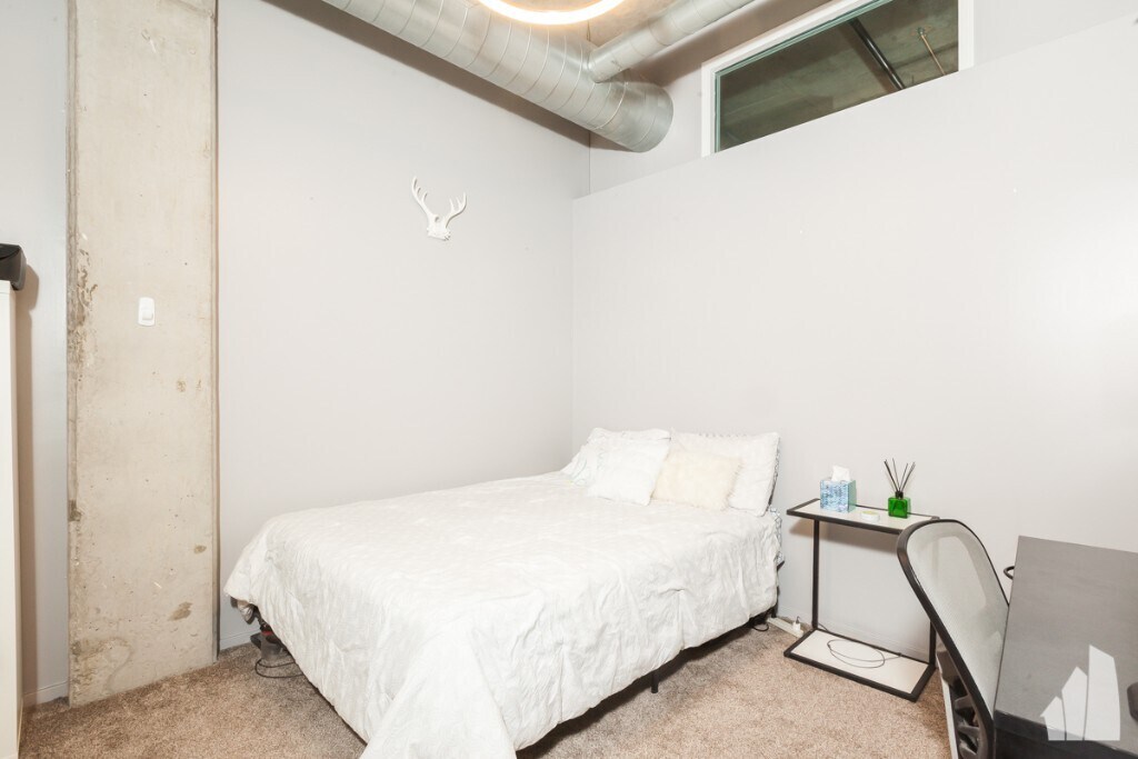 Building Photo - 933 W Van Buren St