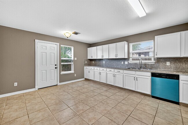 Building Photo - 5615 W Harrow Dr