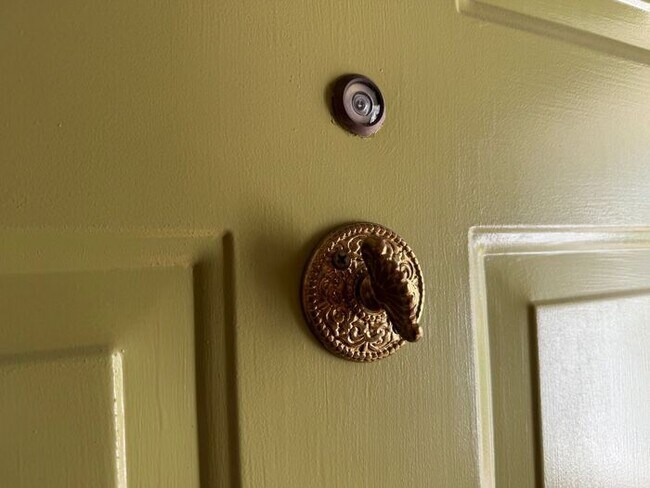 Building Photo - Medical District Location, Fenced Yard, an...